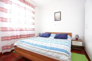 Posteľ alebo postele v izbe v ubytovaní Apartments by the sea Trogir - 16211