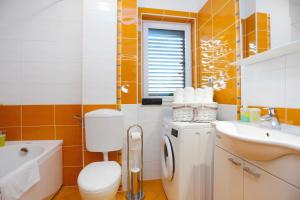 Kúpeľňa v ubytovaní Apartments by the sea Trogir - 16211 + 35 fotografií