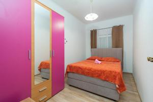 - une chambre avec un lit et un miroir dans l'établissement Apartments with a parking space Bibinje, Zadar - 16188, à Bibinje