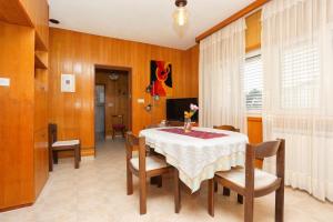 - une salle à manger avec une table et des chaises dans l'établissement Apartments by the sea Rogoznica - 16216, à Rogoznica