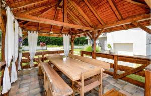 drewniany pawilon z drewnianym stołem i ławkami w obiekcie Cozy Home In Krizevci With House A Panoramic View w mieście Križevci