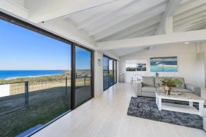 Una sala de estar con vista al mar. en Ocean Paradise, en Bonny Hills