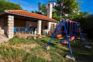 Ein Kinderspielbereich in der Unterkunft Apartments with a parking space Barbat, Rab - 16245