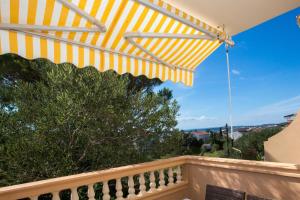 Ein Balkon oder eine Terrasse in der Unterkunft Apartments with a parking space Barbat, Rab - 16245