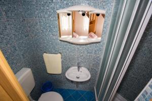 Ein Badezimmer in der Unterkunft Apartments with a parking space Barbat, Rab - 16245