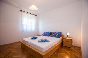 Ein Bett oder Betten in einem Zimmer der Unterkunft Apartments with a parking space Barbat, Rab - 16245