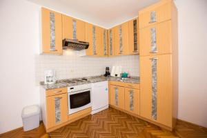 Küche/Küchenzeile in der Unterkunft Apartments with a parking space Barbat, Rab - 16245
