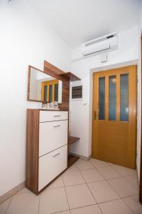 Küche/Küchenzeile in der Unterkunft Apartments with a parking space Barbat, Rab - 16245
