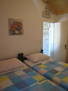 um quarto com 2 camas e uma janela em Apartments with WiFi Zrnovo, Korcula - 16254 em Korčula