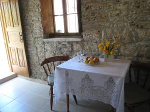 uma mesa com uma tigela de frutas e flores em Apartments with WiFi Zrnovo, Korcula - 16254 em Korčula