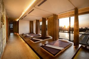 - une rangée de tapis de méditation dans une chambre avec fenêtre dans l'établissement Vanda Hotel, à Đà Nẵng