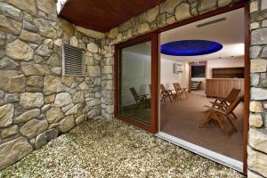 Patio alebo iná vonkajšia časť ubytovania APLEND Hotel Ovruč