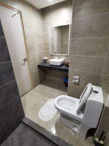 La salle de bains est pourvue de toilettes, d'un lavabo et d'un miroir. dans l'établissement deCore, à Kota Kinabalu