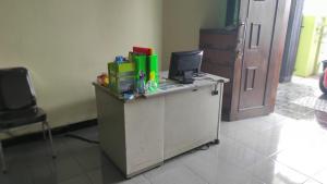 a desk with a computer on top of it at RedDoorz near RSUD Kebumen 2 in Wanasari
