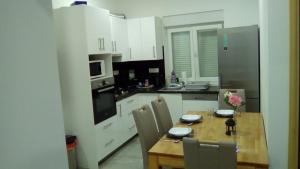 eine Küche mit einem Holztisch mit Stühlen und einem Esszimmer in der Unterkunft Apartments with a parking space Gradac, Makarska - 16263 in Gradac