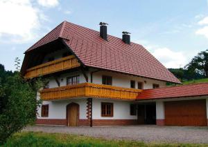 una casa grande con techo rojo en Kempfenhof en Oberharmersbach