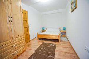 um pequeno quarto com uma cama e piso em madeira em Apartments by the sea Zdrelac, Pasman - 15318 em Zdrelac