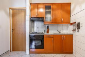 Kuchyň nebo kuchyňský kout v ubytování Apartments with a parking space Nemira, Omis - 15727