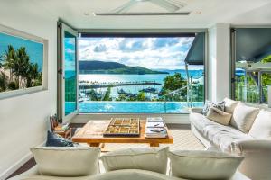 汉密尔顿岛Habitat on Hamilton Island by HIHA的一间可以看到水景的客厅