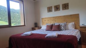 博爾德斯·代瓦里拉的住宿－PRECIOSO LOSFT FRENTE A PISTAS GRANVALIRA, SOLDEU，一间卧室配有一张床,上面有两条毛巾