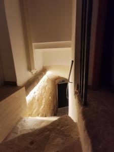 un túnel en el suelo de un edificio con una linterna en Stella Murgiana, en Altamura