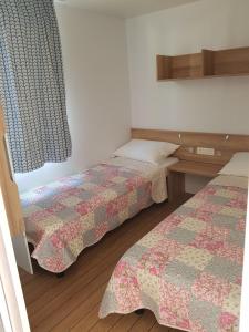 ein kleines Zimmer mit 2 Betten und einem Fenster in der Unterkunft Apartments by the sea Zivogosce - Blato, Makarska - 16083 in Igrane