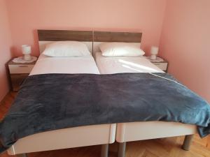 1 Schlafzimmer mit 2 Betten und 2 Nachttischen in der Unterkunft Apartments with a parking space Vodice - 16060 in Vodice