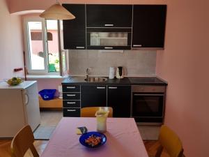 eine Küche mit einem Tisch mit einer Schüssel Essen drauf in der Unterkunft Apartments with a parking space Vodice - 16060 in Vodice