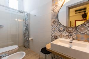 Koupelna v ubytování Hotel Jole + 37 fotografií