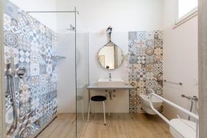 サン・マウロ・ア・マーレにあるHotel Joleのバスルーム(洗面台、鏡付)