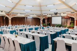 El área de trabajo o centro de convenciones de Palm Beach Hotel Bali 35 fotos más