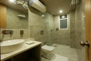 Bilik mandi di Hotel Sakura by Maps