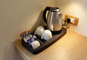 Kemudahan buat kopi dan teh di Hotel Sakura by Maps