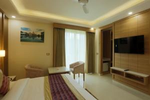 Televisyen dan/atau pusat hiburan di Hotel Sakura by Maps