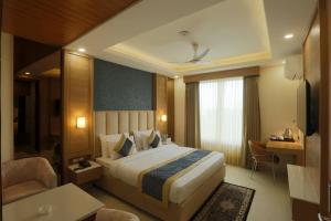 Katil atau katil-katil dalam bilik di Hotel Sakura by Maps