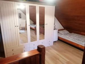 Postel nebo postele na pokoji v ubytování Kouzelná chaloupka Dyjákovice