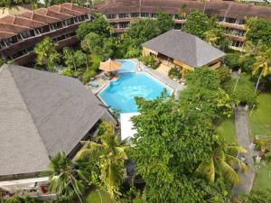 uma vista aérea do resort com uma piscina em Palm Beach Hotel Bali em Kuta