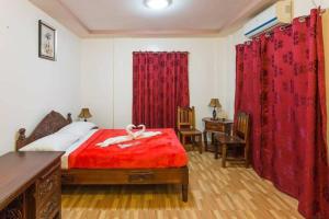 - une chambre avec un lit et une couverture rouge dans l'établissement Vostro e Nostra, à Vigan