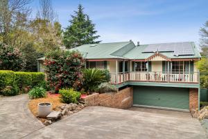 uma casa com um telhado verde com uma garagem em Bells Rest with a view em Kurrajong