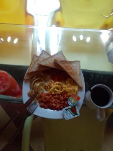 einen Teller mit Bohnen und Toast auf einem Tisch in der Unterkunft Alola inn in Padangbai