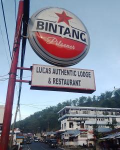 ein Schild für eine authentische Lodge und ein Restaurant in der Unterkunft Lucas Authentic Lodge in Bajawa