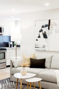 ein Wohnzimmer mit einem Sofa und einem Tisch in der Unterkunft Modern, Luxurious Apartment near Downtown Ottawa in Ottawa