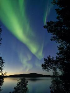 伊納利的住宿－Heteranta, Lake Inari / Inarijärvi，湖面上天空的极光图象