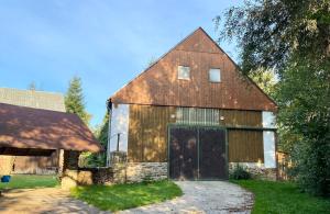 un grande fienile in legno con un grande garage di Apartmány Dolní Vítkov a Chrastava