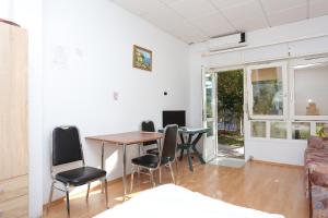a dining room with a table and chairs at Apartments with parking space Dugi Rat, Omis - 15417 in Dugi Rat