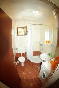 y baño con aseo, bañera y lavamanos. en Apartments with a parking space Primosten - 15883, en Primošten