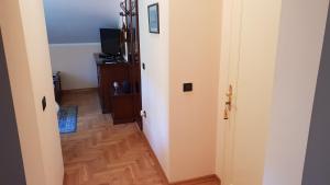 eine offene Tür zu einem Zimmer mit Holzboden in der Unterkunft Rooms by the sea Rava, Dugi otok - 15880 in Rava