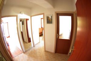 Fotografia z galérie ubytovania Apartments with a parking space Primosten - 15883 v Primošten