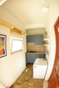 una pequeña cocina con nevera blanca y ventana en Apartments with a parking space Primosten - 15883, en Primošten