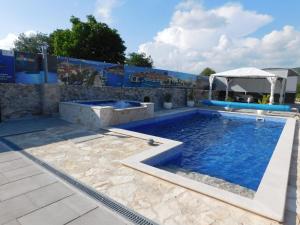Bazén v ubytování Family friendly house with a swimming pool Radosic, Zagora - 15891 nebo v jeho okolí